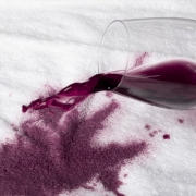 Cómo quitar manchas de vino tinto en la ropa