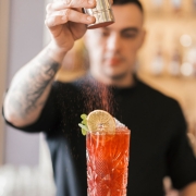hombre haciendo cocteles con vermut