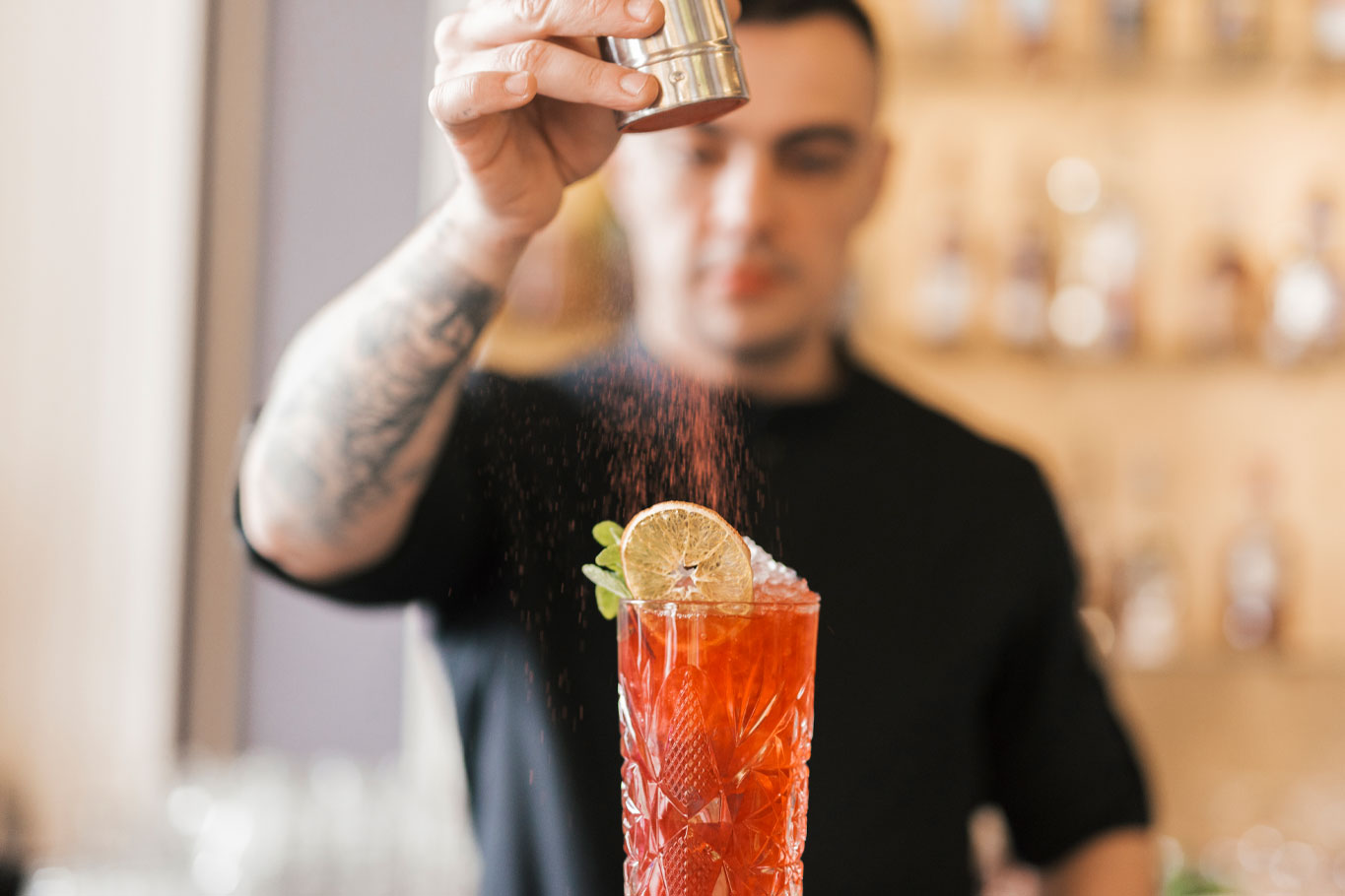 hombre haciendo cocteles con vermut