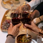 brindis con vino tinto