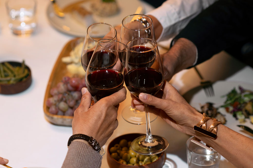 brindis con vino tinto
