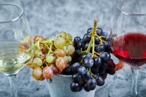 racimo de uvas blancas y negras
